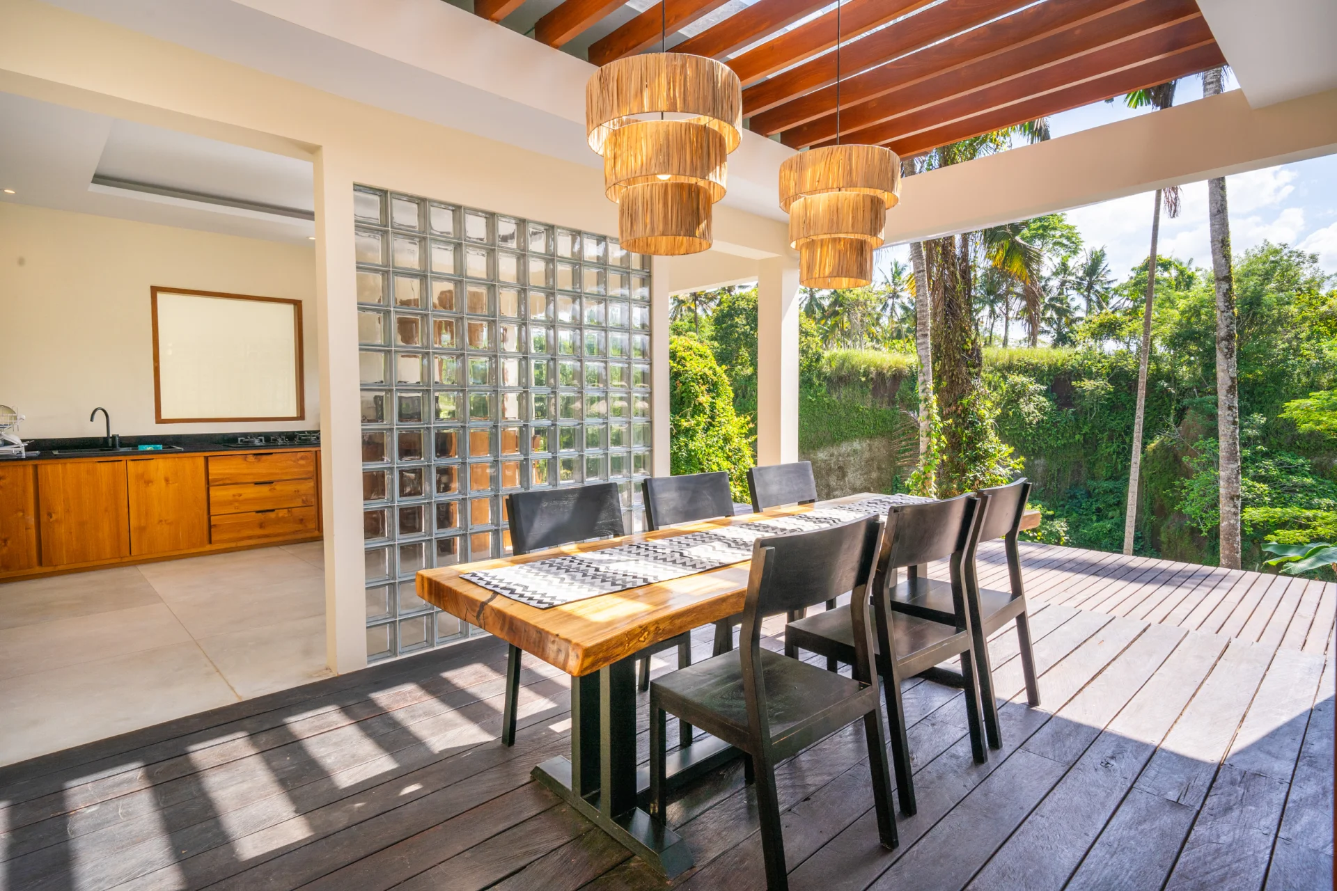 Eveuss Villa dining presentation