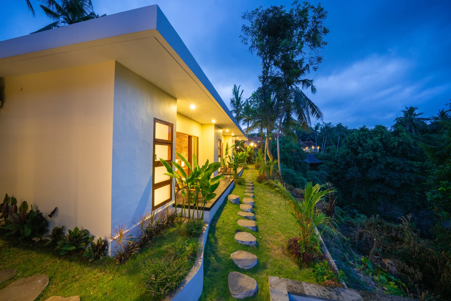Eveuss Villa pool and garden
